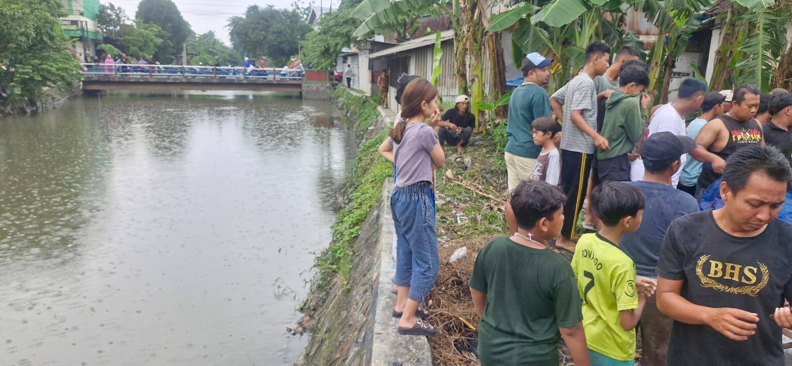 MENINGGAL: Lokasi ditemukannya korban oleh warga saat di aliran sungai Kalibuntung, Waru, Sidoarjo.
