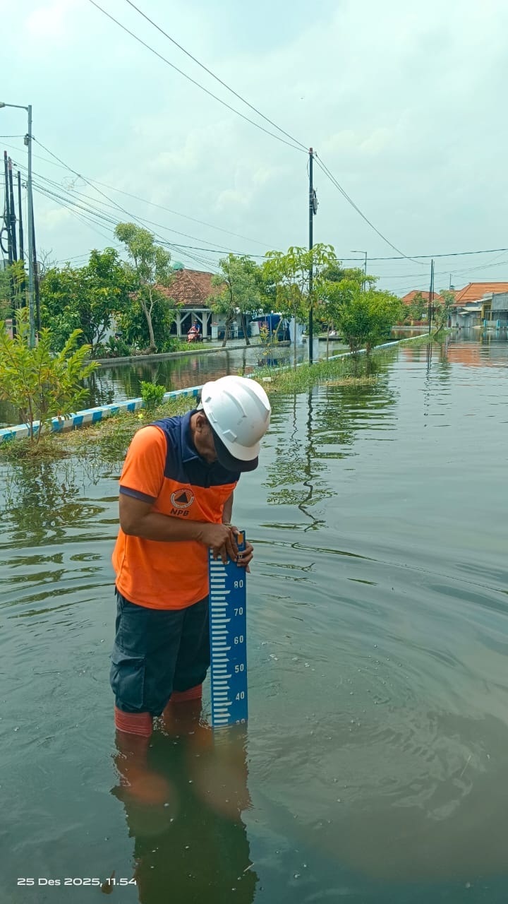 RESAH: Banjir yang terjadi di wilayah Tanggulangin dan Candi, Sidoarjo, masih belum surut.