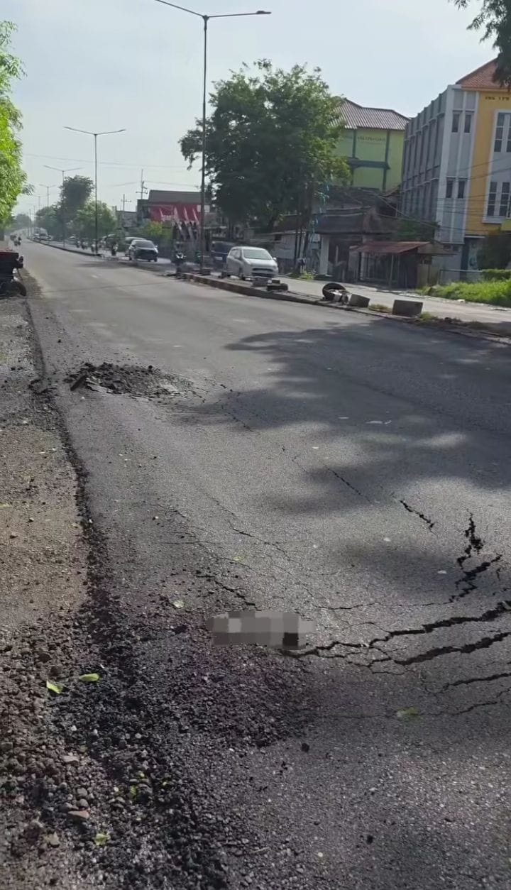 RAMPUNG: Kendaraan sudah bisa melintasi Jalan Raya Trosobo. Ada keretakan di jalan.
