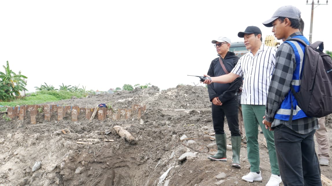 PROYEK: Bupati Sidoarjo Subandi melakukan inspeksi mendadak (sidak) ke tiga titik rumah pompa, Sabtu (27/12/2025).