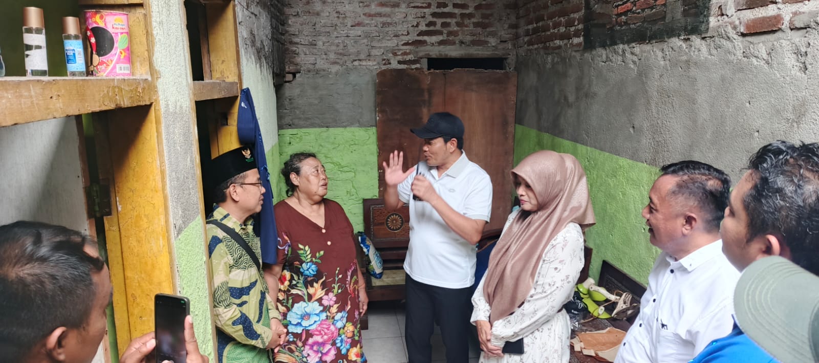 RUSAK: Bupati Sidoarjo Subandi sidak rumah tak layak huni di Tebel, Gedangan. (DIKY SANSIRI/RADAR SIDOARJO)