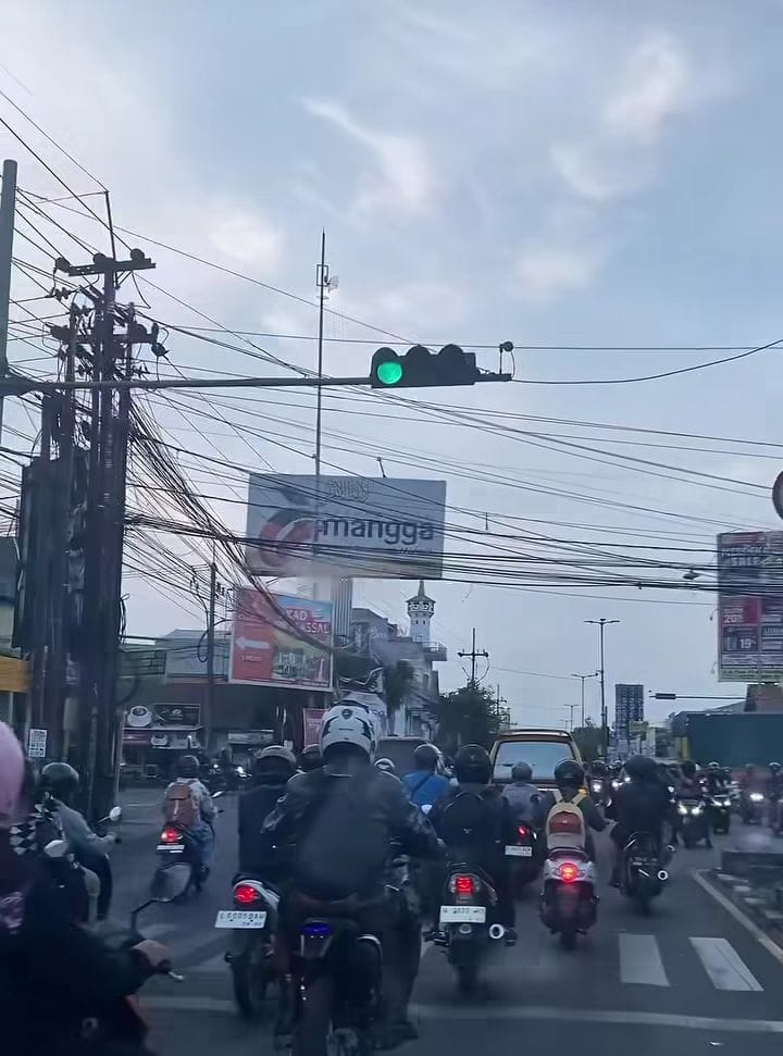 SITUASIONAL: Lampu lalu lintas di perempatan Gedangan, Sidoarjo.