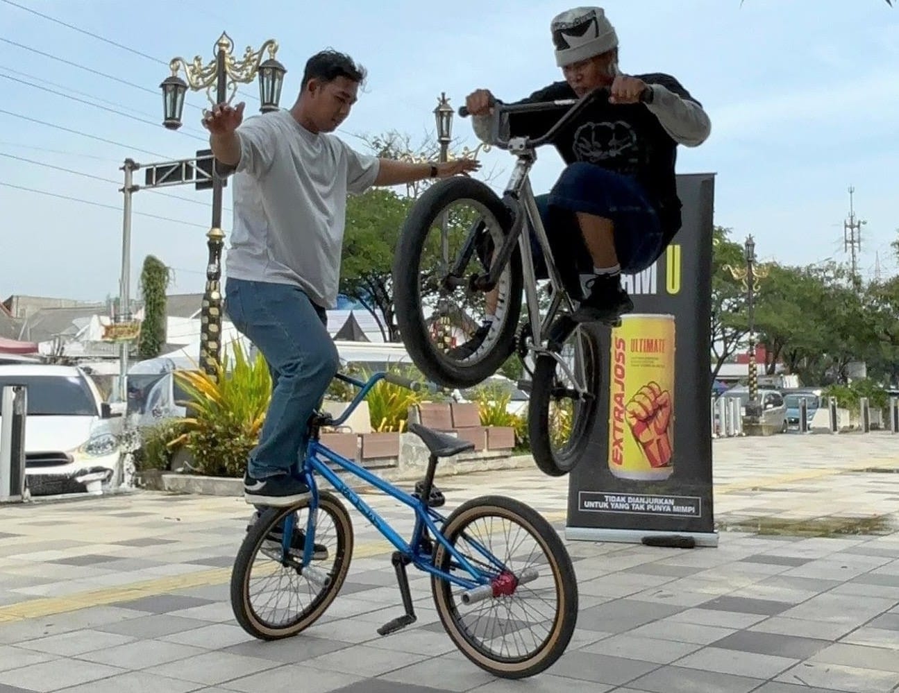 FREESTYLE: Komunitas Sidoarjo Tanarata BMX memperagakan atraksi freestyle saat kolaborasi Extra Joss Ultimate di kawasan CFD.(IST/RADAR SIDOARJO)