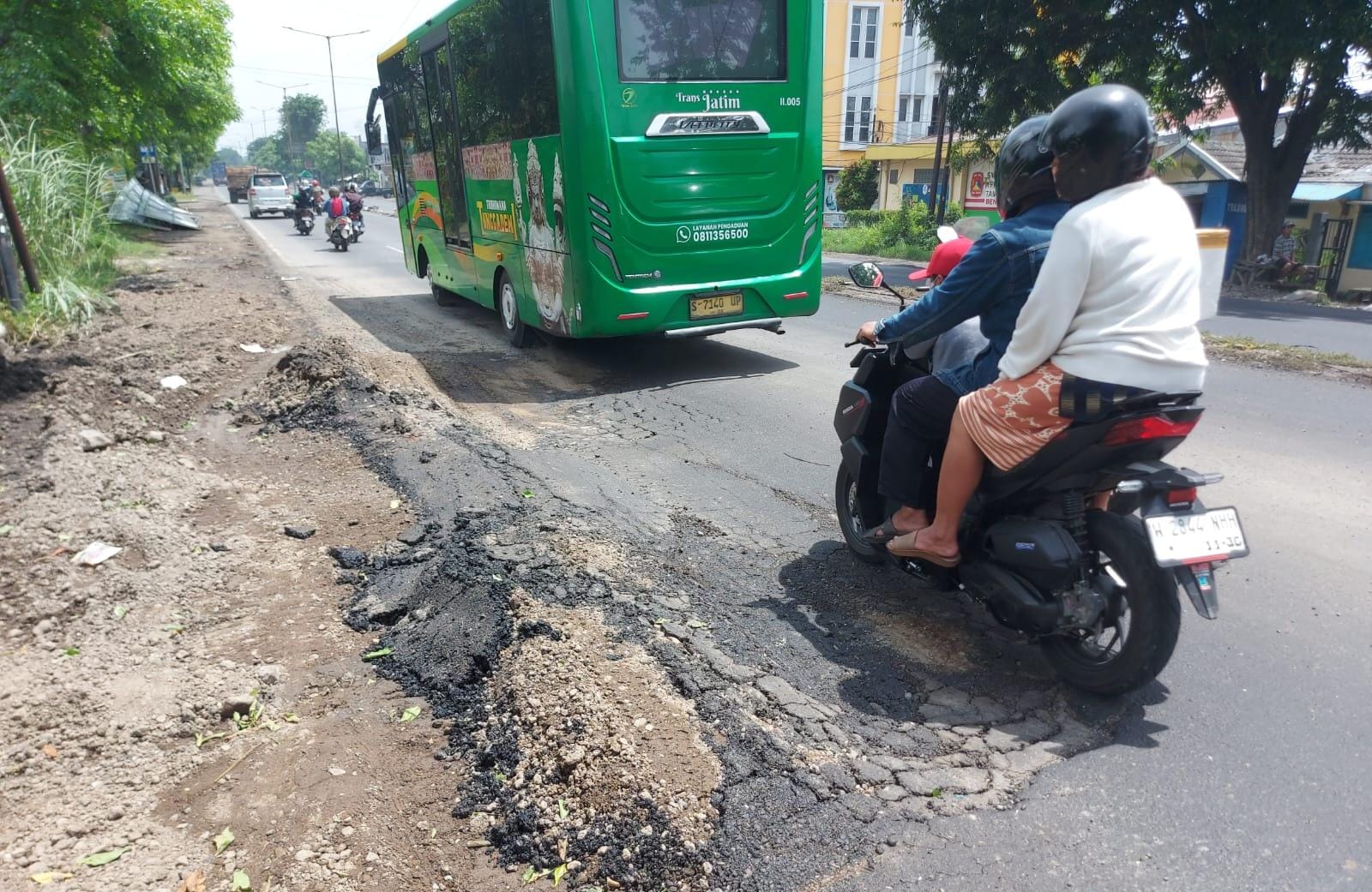 RUSAK: Kondisi aspal proyek pelebaran jembatan di Jalan Raya Trosobo, Kecamatan Taman, Sidoarjo. (DIKY SANSIRI/RADAR SIDOARJO)