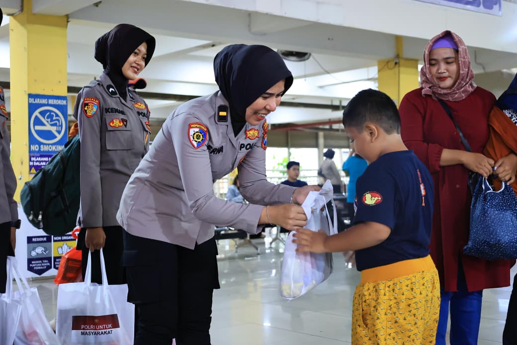 MENYENANGKAN: Polwan Polresta Sidoarjo saat menyapa para calon penumpang di Terminal Purabaya. (SURYANTO/RADAR SIDOARJO)