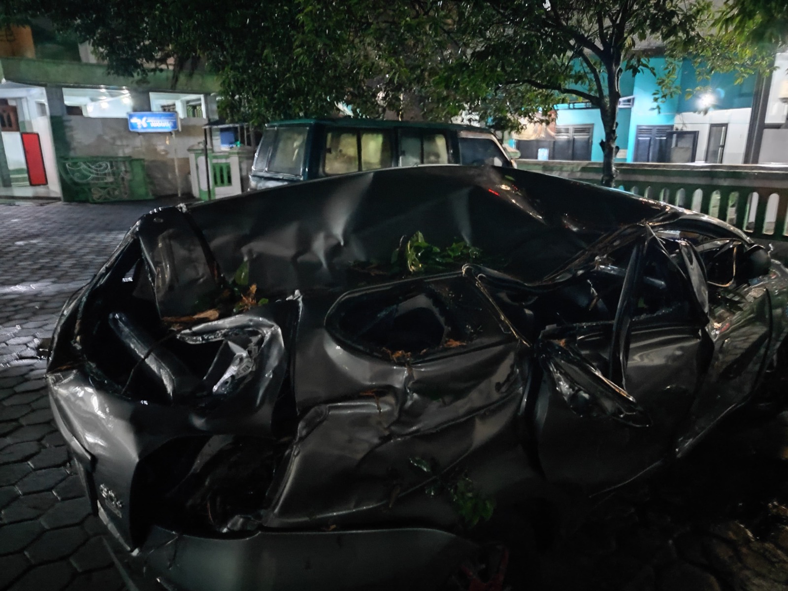 RINGSEK: Kondisi mobil usai tertimpa pohon di Sidomulyo, Krian.