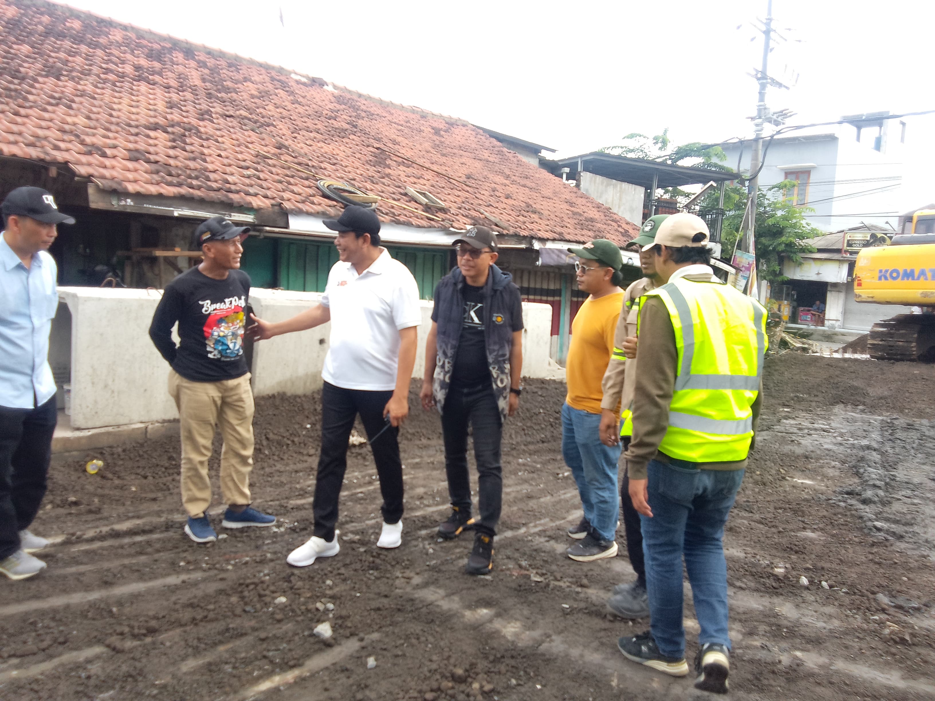 SIDAK: Bupati Sidoarjo Subandi (kaos putih) temukan deviasi 22 persen di proyek Jalan Tambaksawah-Tambakrejo, Waru. (DIKY SANSIRI/RADAR SIDOARJO)