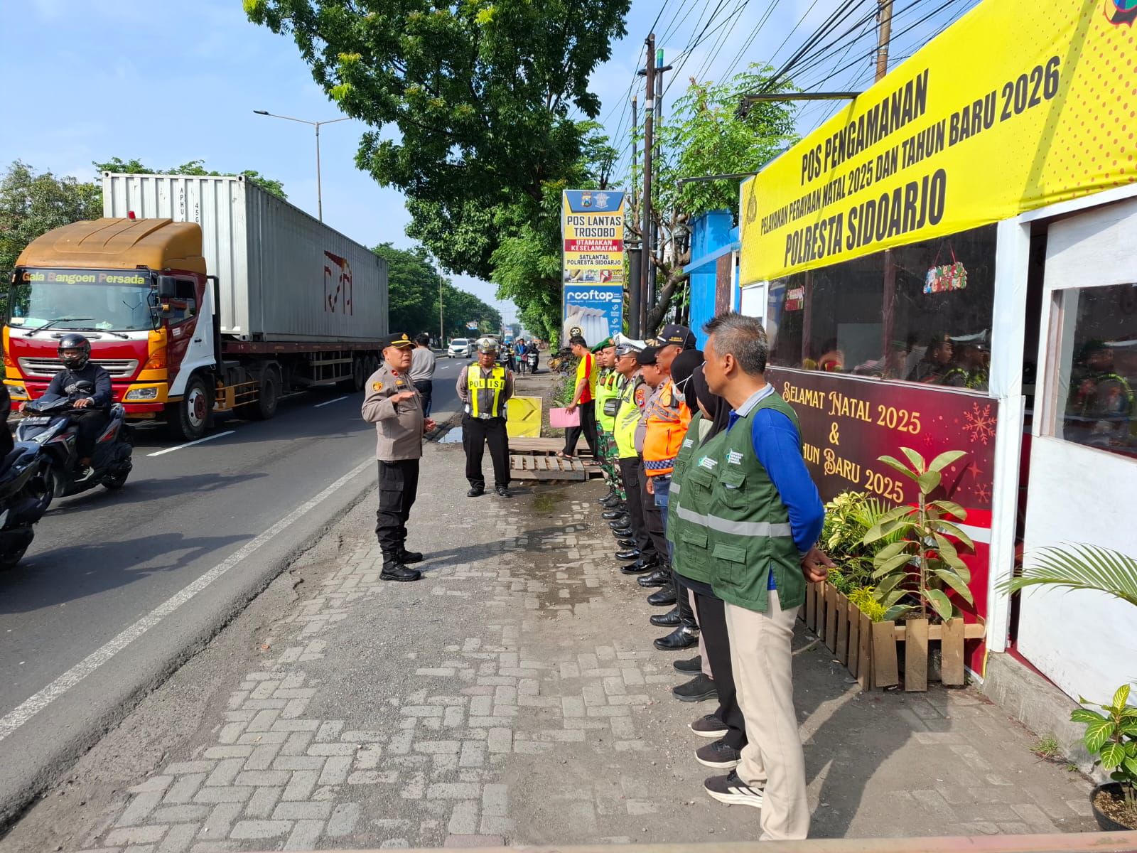 ANTISIPASI: Personel gabungan bersiaga di Pos PAM Nataru yang berada tak jauh dari proyek perbaikan jalan Raya Trosobo.