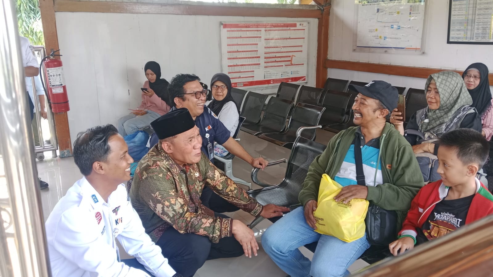 RAMAI: BHS (dua dari kiri) bertemu warga saat kunjungi Stasiun TanggulanginSenin (29/12). (RUDIANTO/RADAR SIDOARJO)
