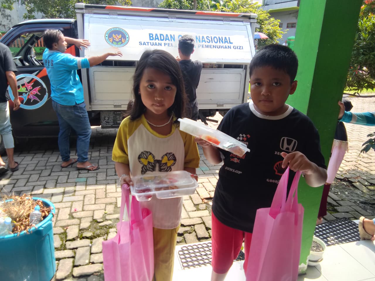 ANTUSIAS: Siswa di Sidoarjo terima MBG di hari libur sekolah, Senin (29/12). (DIKY SANSIRI/RADAR SIDOARJO)