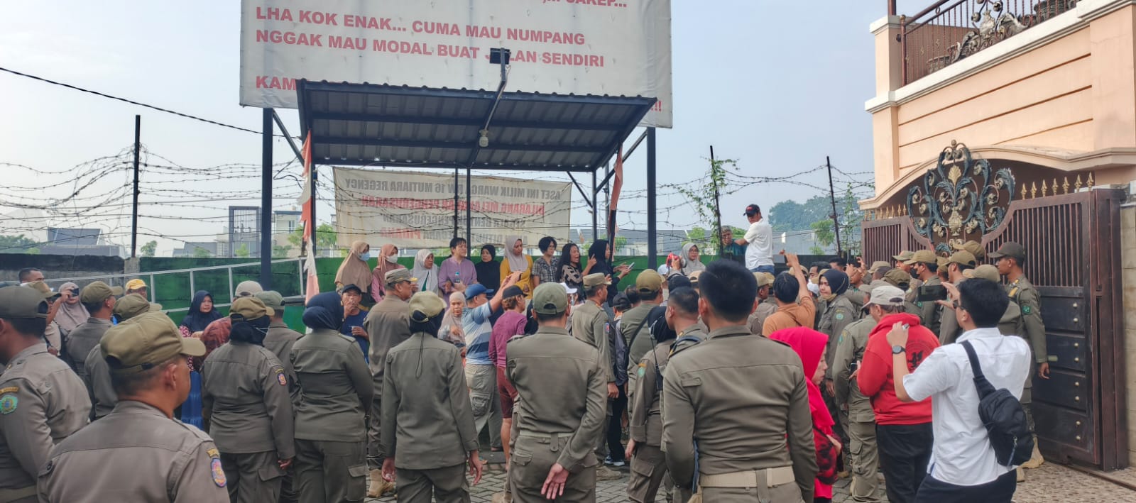 DITUNDA: Pembongkaran tembok di Mutiara Regency-Mutiara City Sidoarjo mendapat penolakan keras dari warga Mutiara Regency, Selasa (30/12). (DIKY SANSIRI/RADAR SIDOARJO)