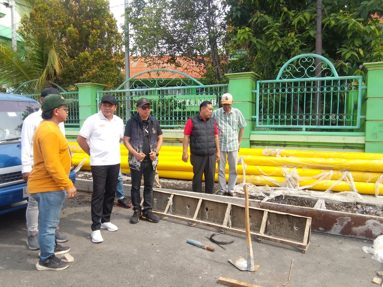 KECEWA: Bupati Sidoarjo Subandi saat mengecek progres proyek betonisasi Jalan Raya Berbek, Kecamatan Waru. (DIKY SANSIRI/RADAR SIDOARJO)