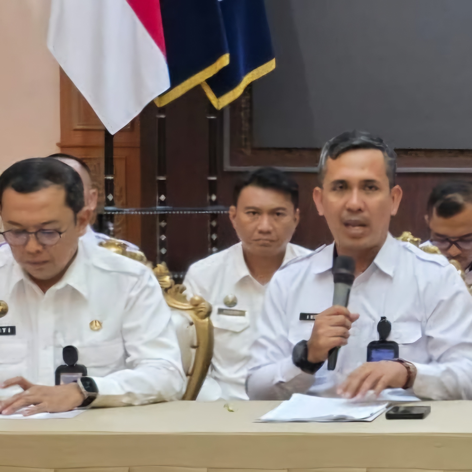 Kepala Kantor Imigrasi Kelas I Khusus TPI Surabaya, Agus Winarto (kanan) menyampaikan hasil capaian kinerja 2025.