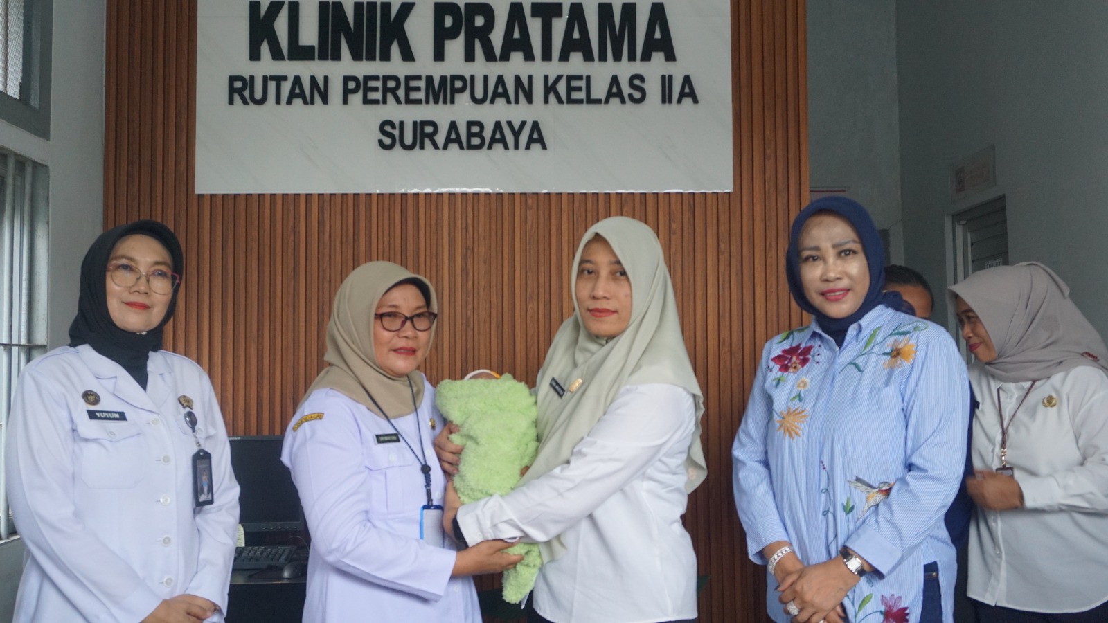 PEDULI: Wakil Bupati Sidoarjo Mimik Idayana (kanan) dan Dinsos Sidoarjo beserta Dinas P3AKB Sidoarjo, menerima penyerahan seorang bayi laki-laki berusia dua minggu yang ditinggal meninggal ibunya.