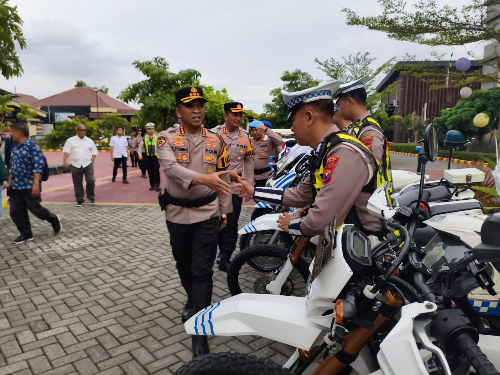 SIAGA: Kapolresta Sidoarjo Kombes Pol Christian Tobing saat memeriksa kesiapan pasukan saat apel pengamanan malam pergantian tahun di Mapolresta Sidoarjo.