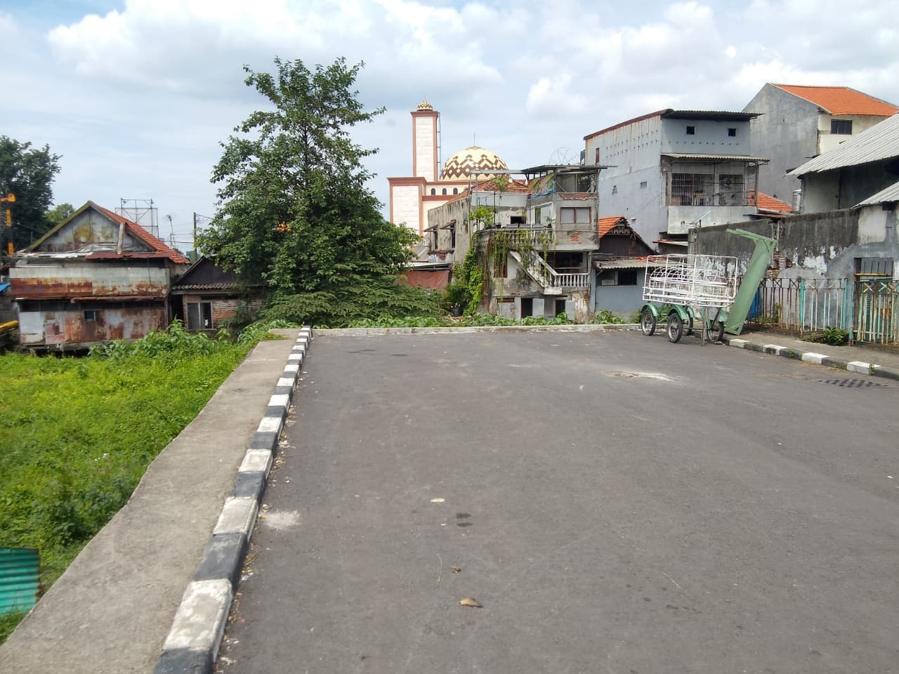 BUNTU: Frontage Road Kedungrejo&ndash;Pasar Waru, Sidoarjo, masih terhalang bangunan. (DIKY SANSIRI/RADAR SIDOARJO)