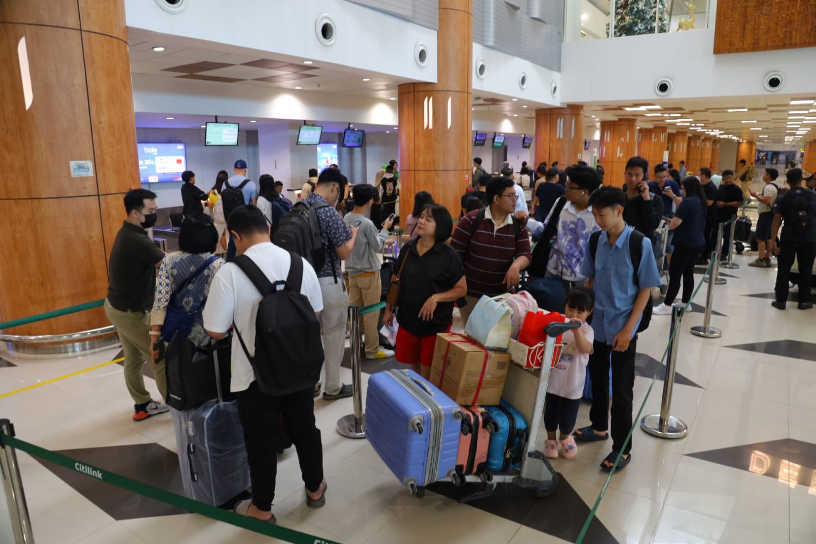 RAMAI: Sejumlah calon penumpang memadati area keberangkatan di Bandara Internasional Juanda, Sidoarjo. (SURYANTO/RADAR SIDOARJO)