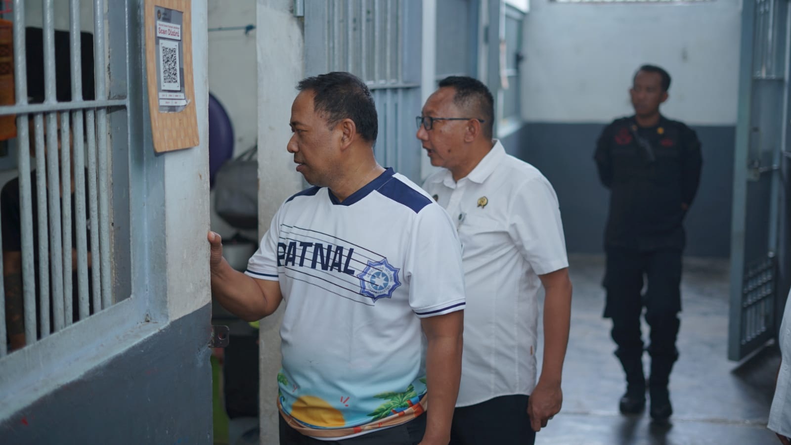 SIDAK: Direktur Pengamanan dan Intelijen Direktorat Jenderal Pemasyarakatan (Dirpatnal Dirjenpas) Lilik Sujandi (kiri) saat meninjau Lapas Kelas I Surabaya.