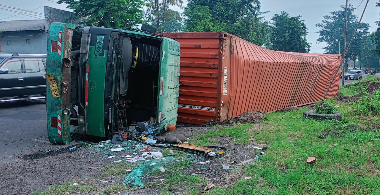 KECELAKAAN: Truk trailer terguling di Desa Wonokupang, Balongbendo, Sidoarjo.
