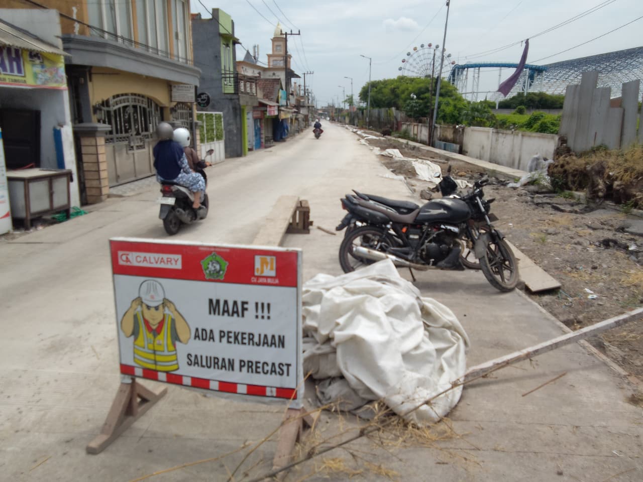 SELESAI: Betonisasi Jalan Kureksari Waru Sidoarjo dalam tahap pengeringan. (DIKY SANSIRI/RADAR SIDOARJO)