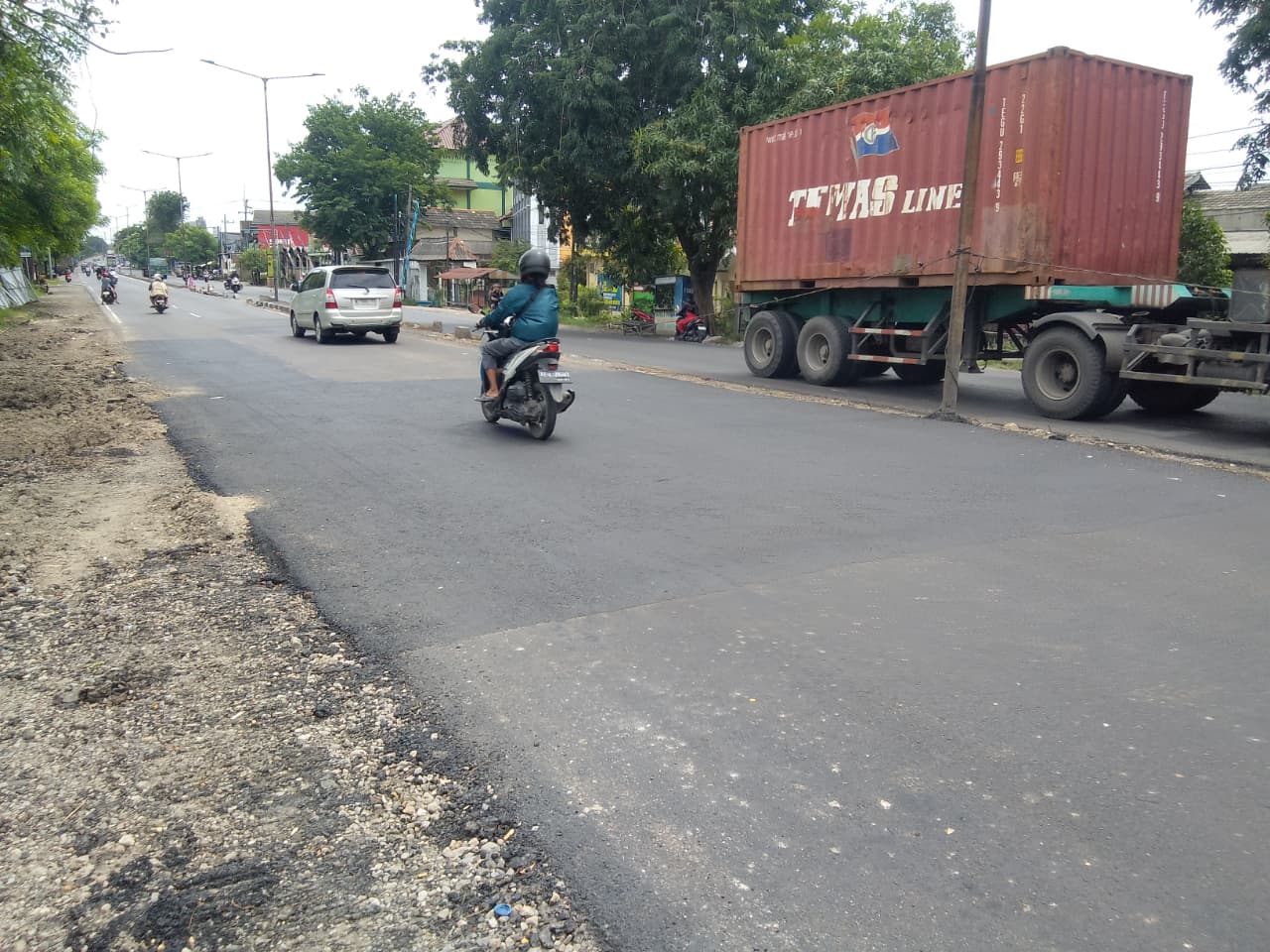 MULUS: Aspal di Jalan Raya Trosobo sudah dilakukan penambalan. (DIKY SANSIRI/RADAR SIDOARJO)