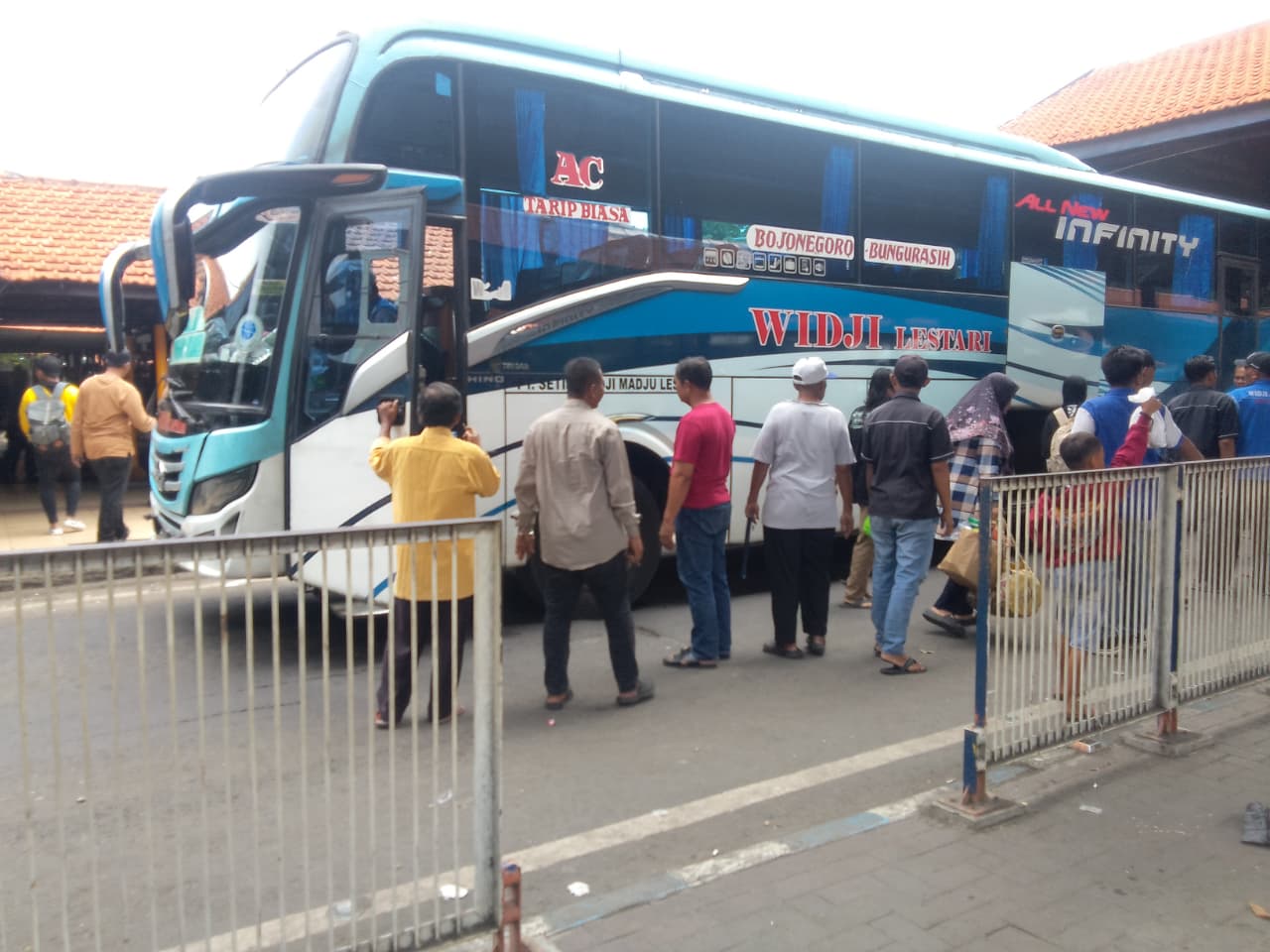 RAMAI: Arus balik libur Natal dan Tahun Baru di Terminal Purabaya, Bungurasih, Waru, Sidoarjo, Jumat (2/1). (DIKY SANSIRI/RADAR SIDOARJO)