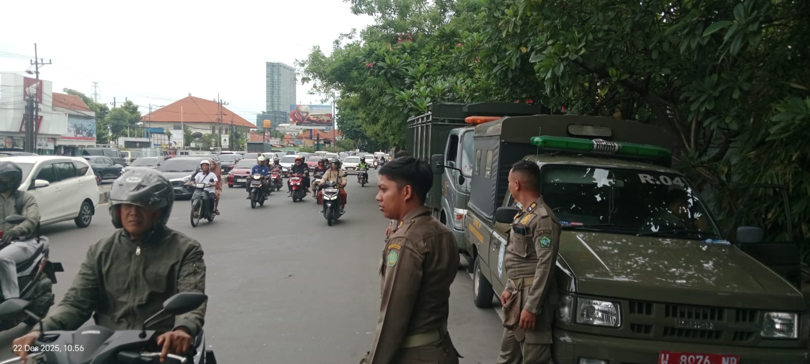 DIJAGA: Pedagang kembang sekar di Jalan Raya Waru, Sidoarjo ditertibkan Satpol PP.