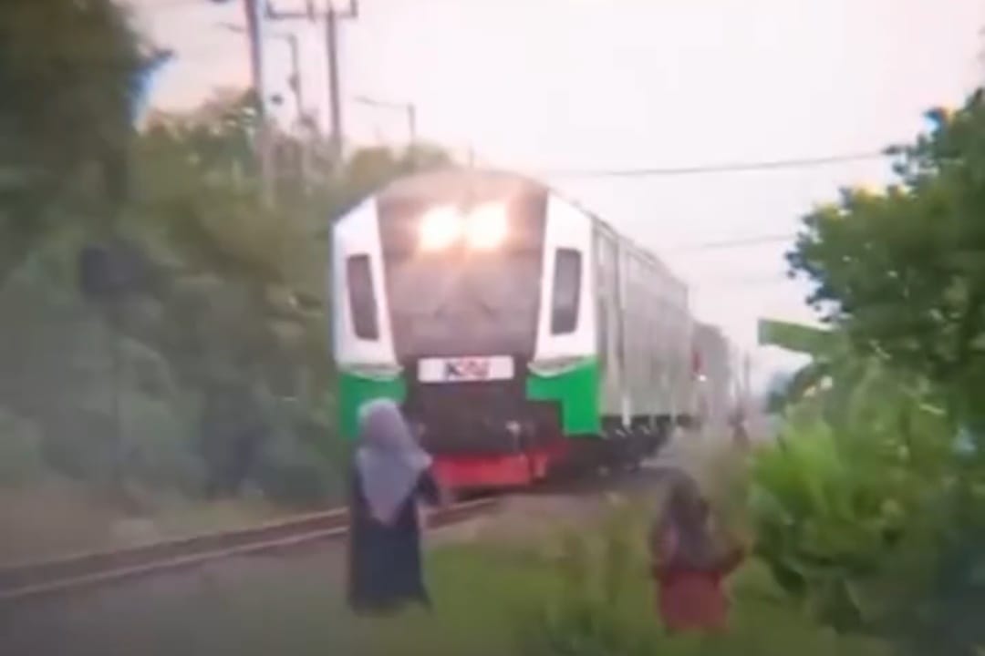 BERBAHAYA: Video dua anak bermain di jalur rel kereta api di Desa Durungbedug, Kecamatan Candi.