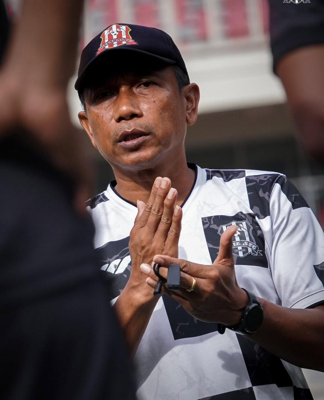 OPTIMISTIS: Pelatih Deltras WCP memberikan instruksi kepada pemain. (FOTO DELTRAS SIDOARJO)