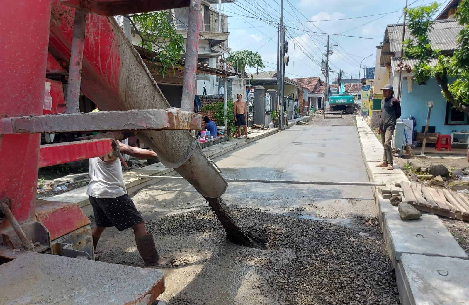 MOLOR: Proyek betonisasi Jalan Bringinbendo-Sidodadi, Taman, Sidoarjo, sedang dalam tahap pengerjaan. (DIKY SANSIRI/RADAR SIDOARJO)