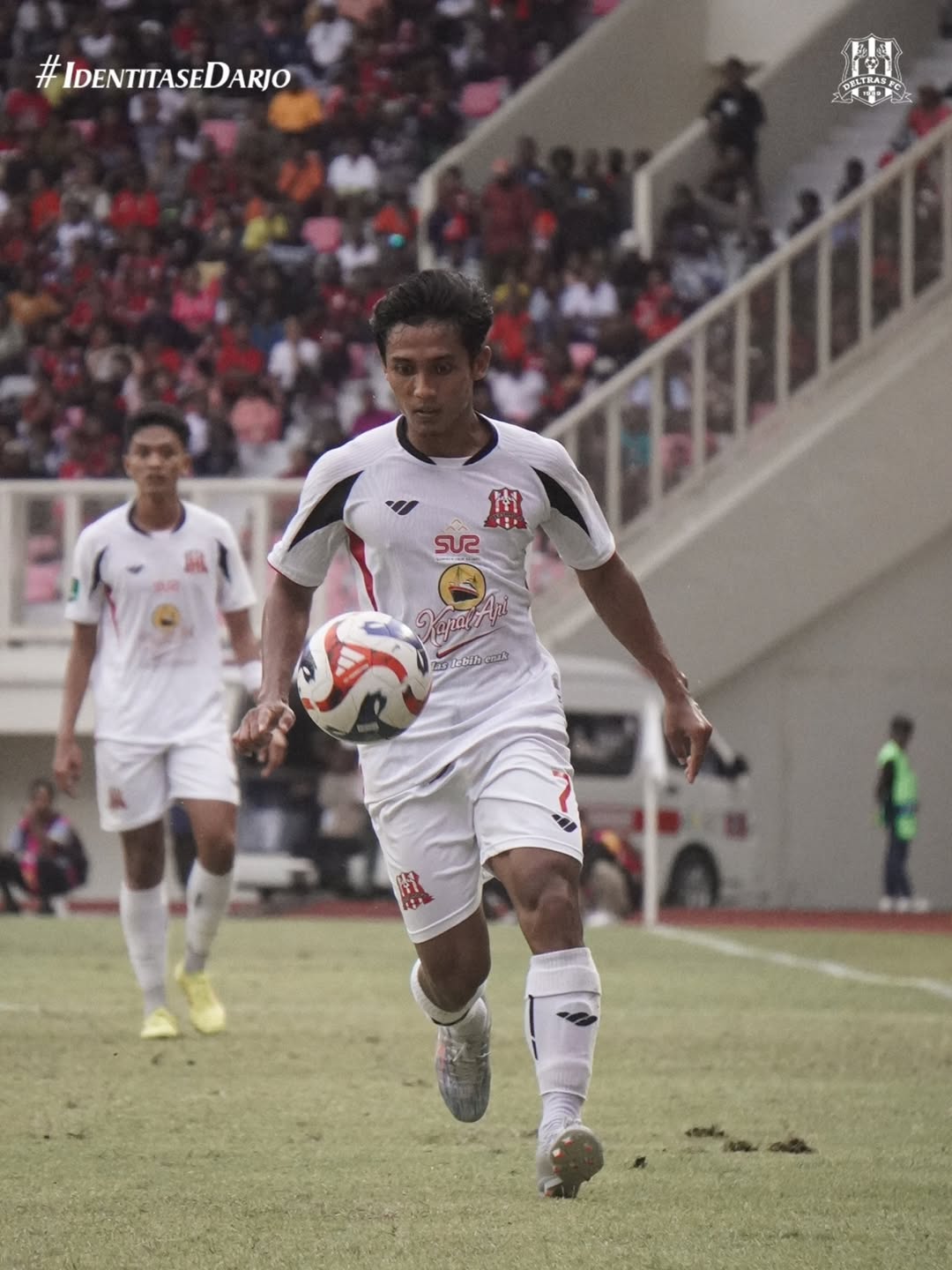 KANDAS: Pemain Deltras Sidoarjo saat melawan Persipura. (FOTO DELTRAS SIDOARJO)