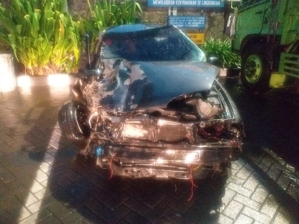 RUSAK: Kondisi mobil ringsek usai terlibat kecelakaan di Balongbendo.