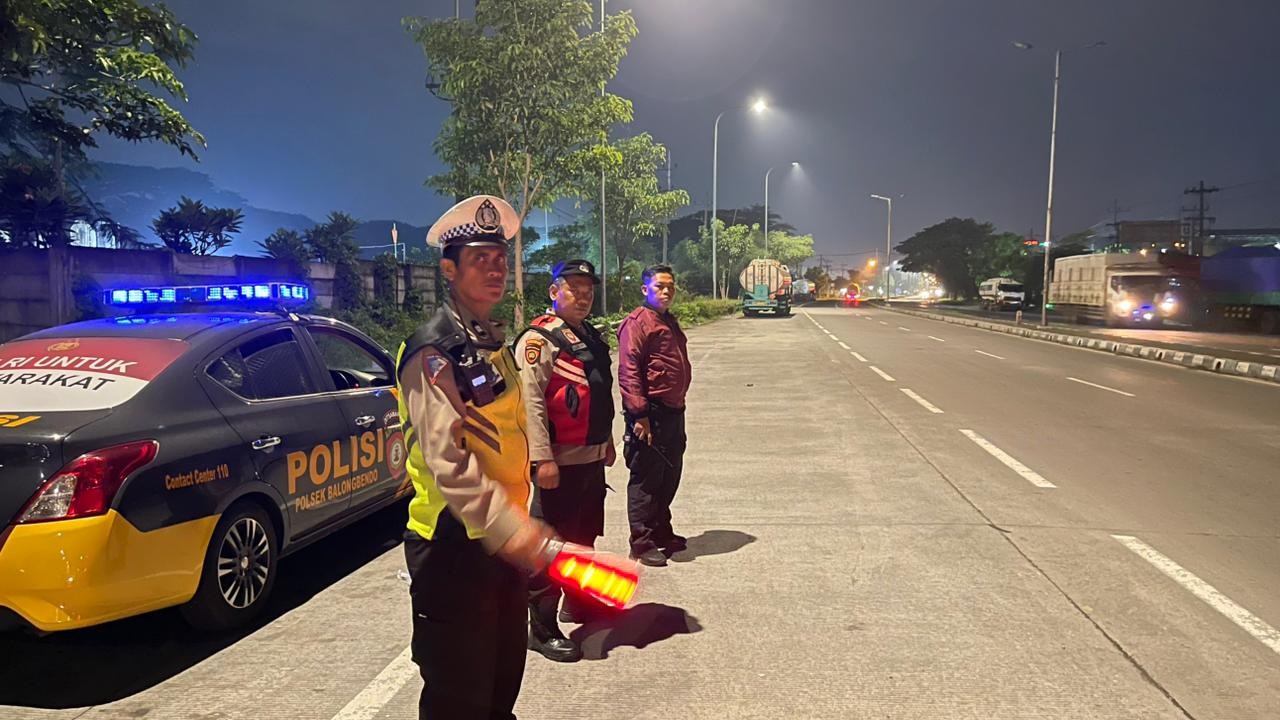 PENCEGAHAN: Polsek Balongbendo menggelar Patroli Blue Light pada Minggu (4/1) dini hari.