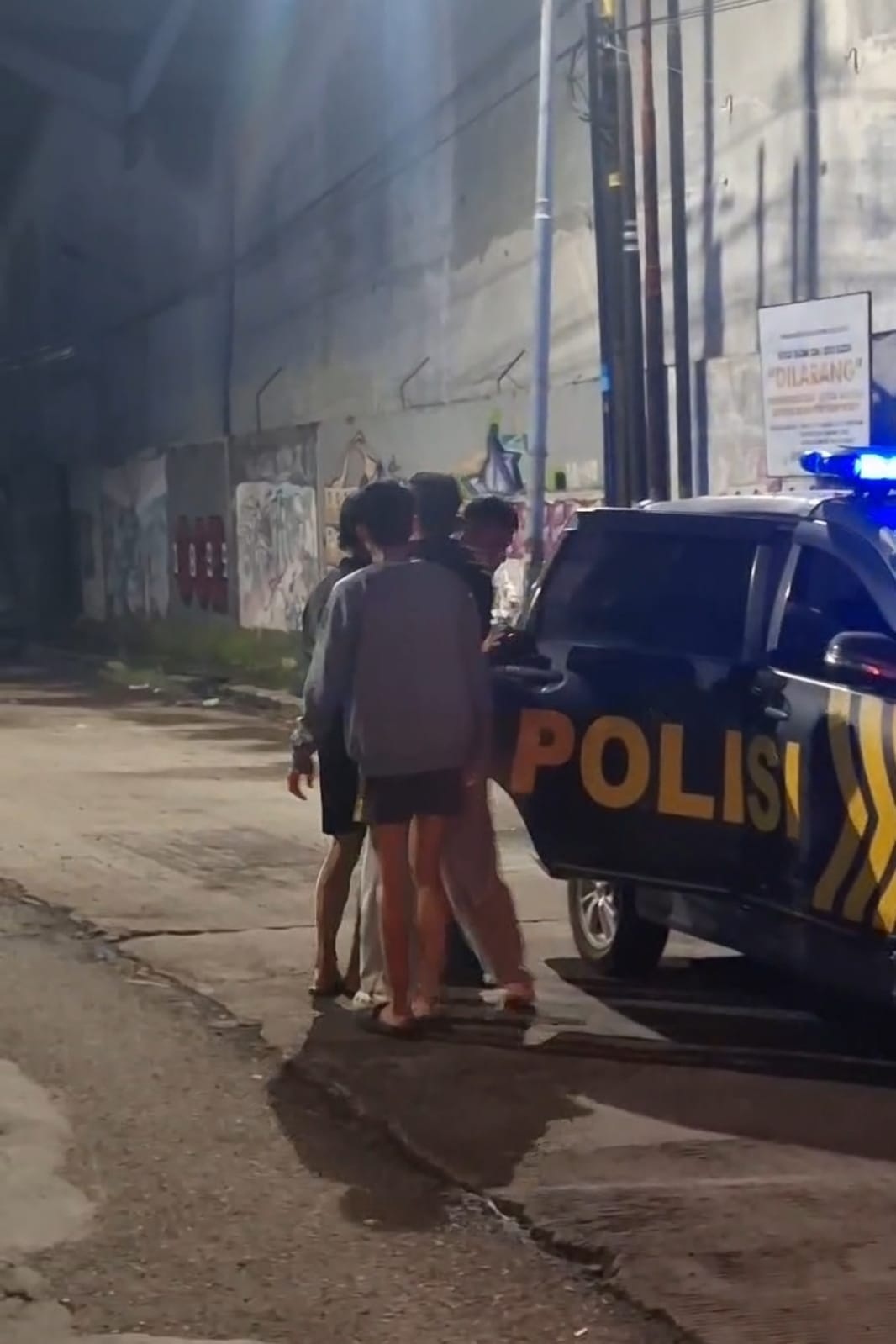 AMAN: Polisi mengamankan sejumlah pemuda yang memakai atribut perguruan silat.