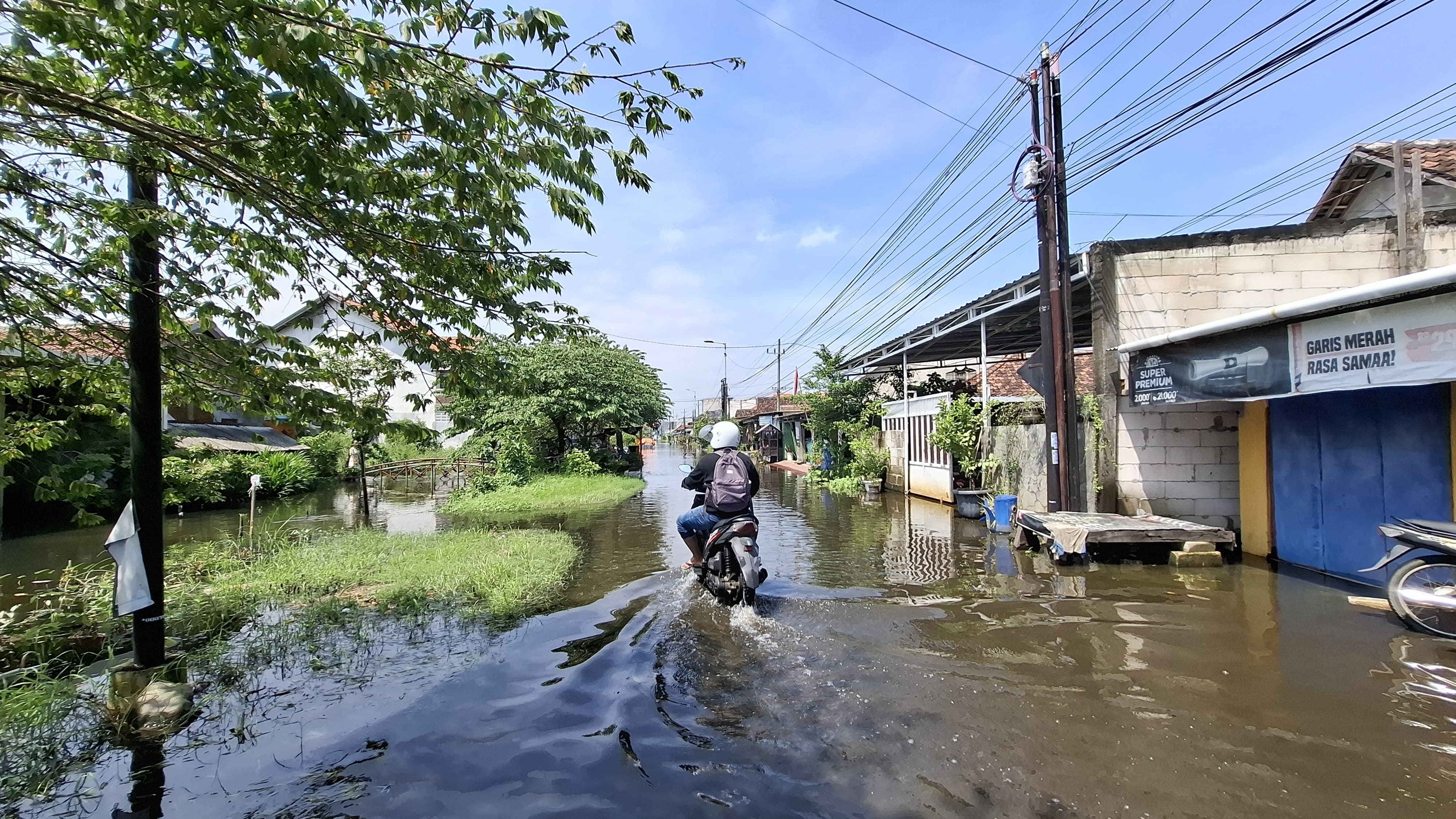 MERESAHKAN: Banjir  menggenangi wilayah Kedungbanteng, Tanggulangin. (DIKY SANSIRI/RADAR SIDOARJO)