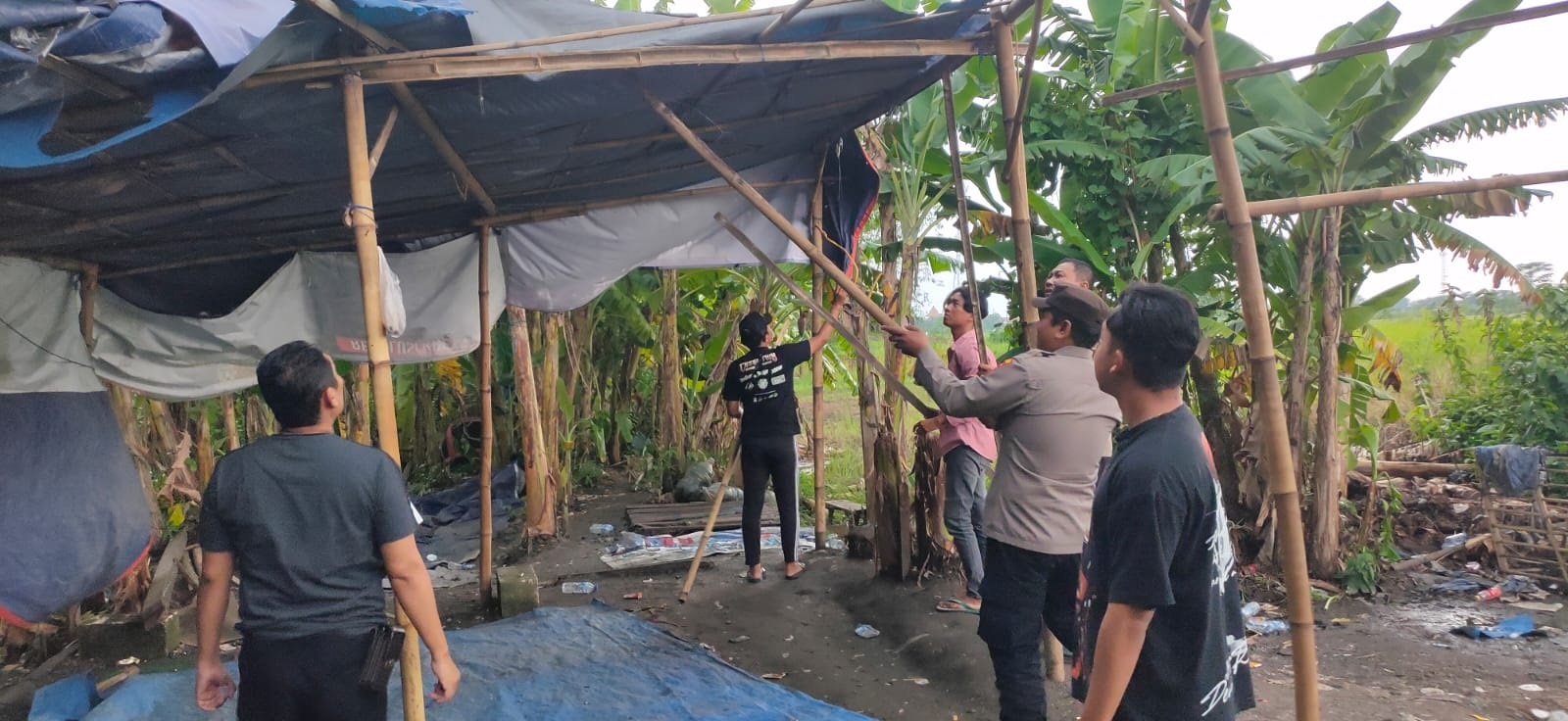 BONGKAR: Polisi mendapati adanya arena serta sejumlah perlengkapan yang diduga untuk sabung ayam.