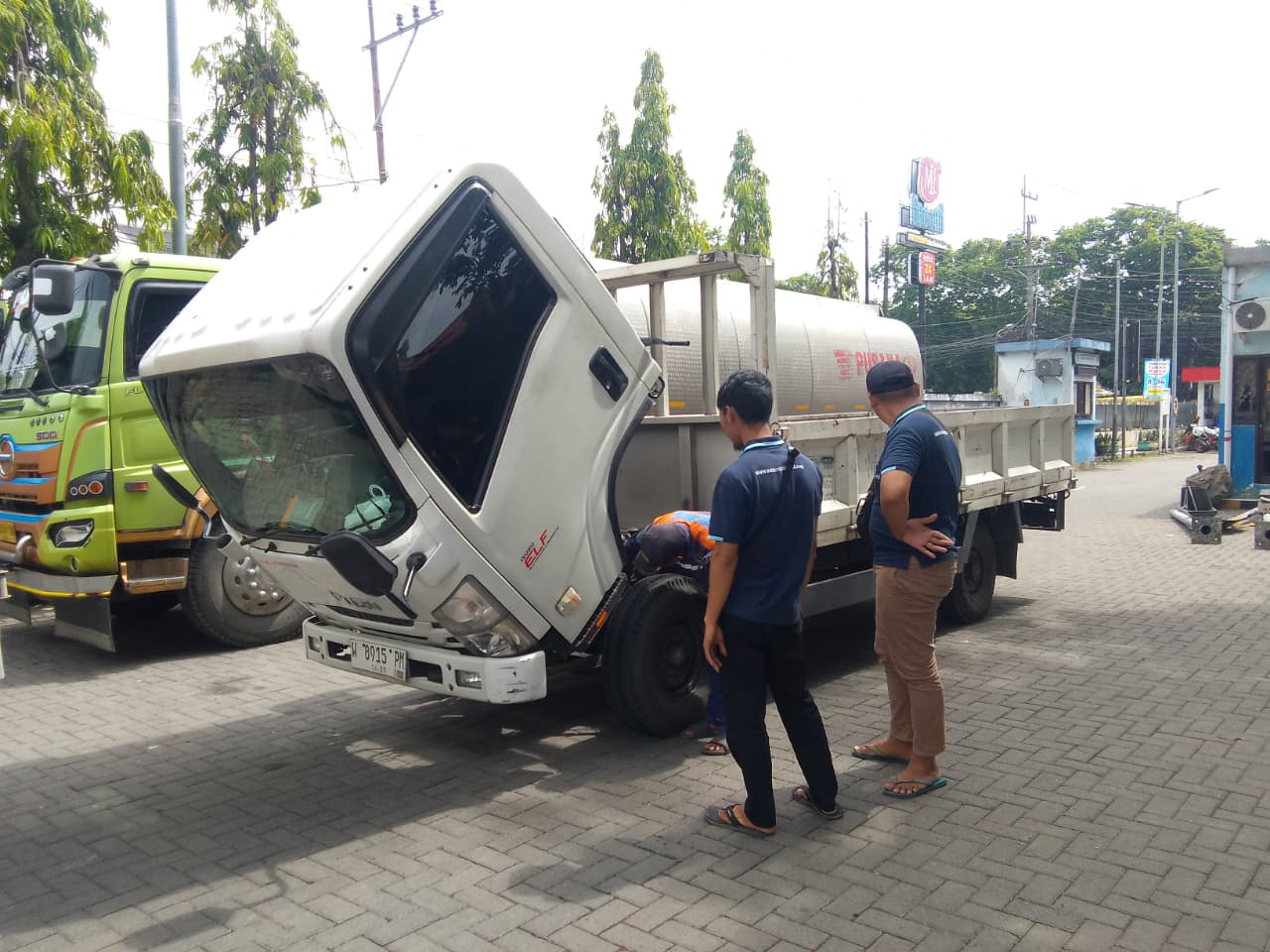 LAYAK: Petugas melakukan uji KIR kendaraan di Kantor Dinas Perhubungan Kabupaten Sidoarjo. (DIKY SANSIRI/RADAR SIDOARJO)
