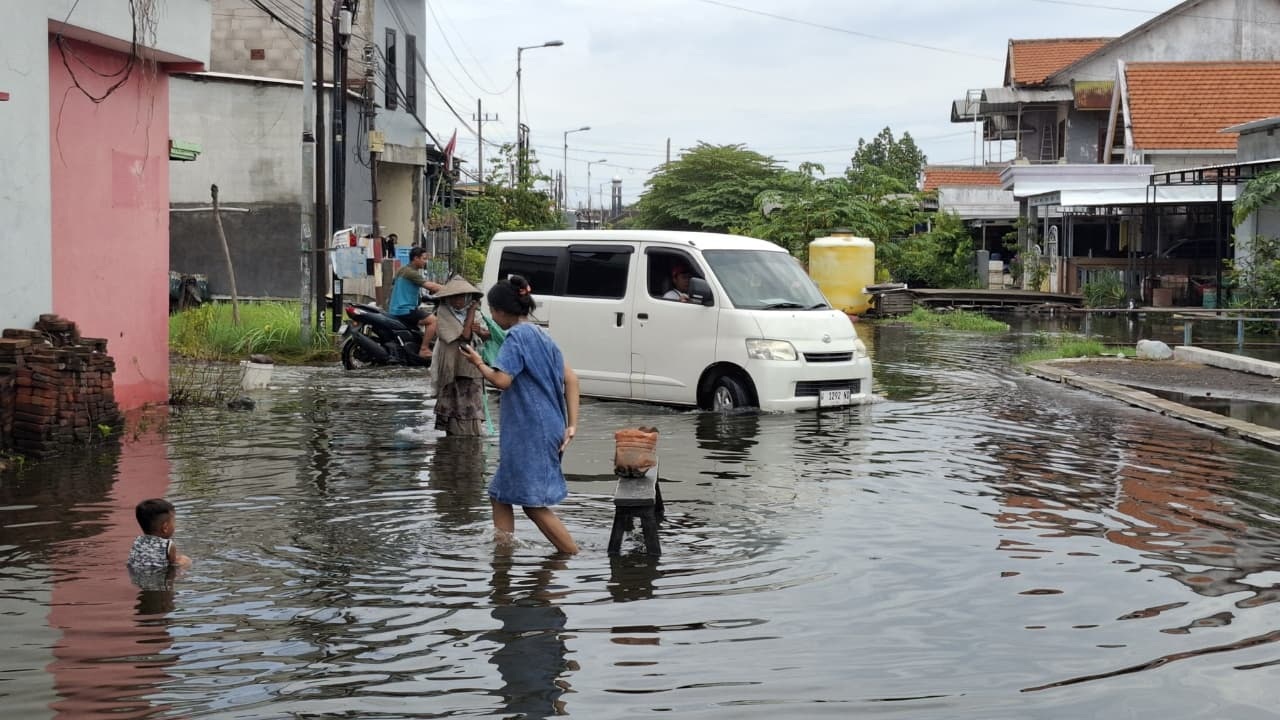 MERESAHKAN: Banjir masih menggenangi kawasan Desa Kedungbanteng, Kecamatan Tanggulangin, Sidoarjo. (DIKY SANSIRI/RADAR SIDOARJO)
