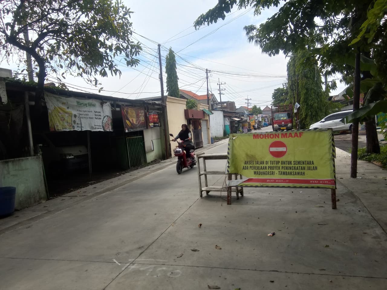 RAMPUNG: Proyek betonisasi Jalan Tambaksawah&ndash;Tambakrejo, Kecamatan Waru, Sidoarjo, tinggal menyisakan pengerjaan bibir jalan. (DIKY SANSIRI/RADAR SIDOARJO)