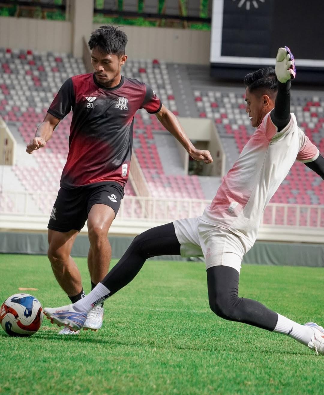 SERIUS: Pemain Deltras saat menjalani latihan. (Foto Deltras Sidoarjo)