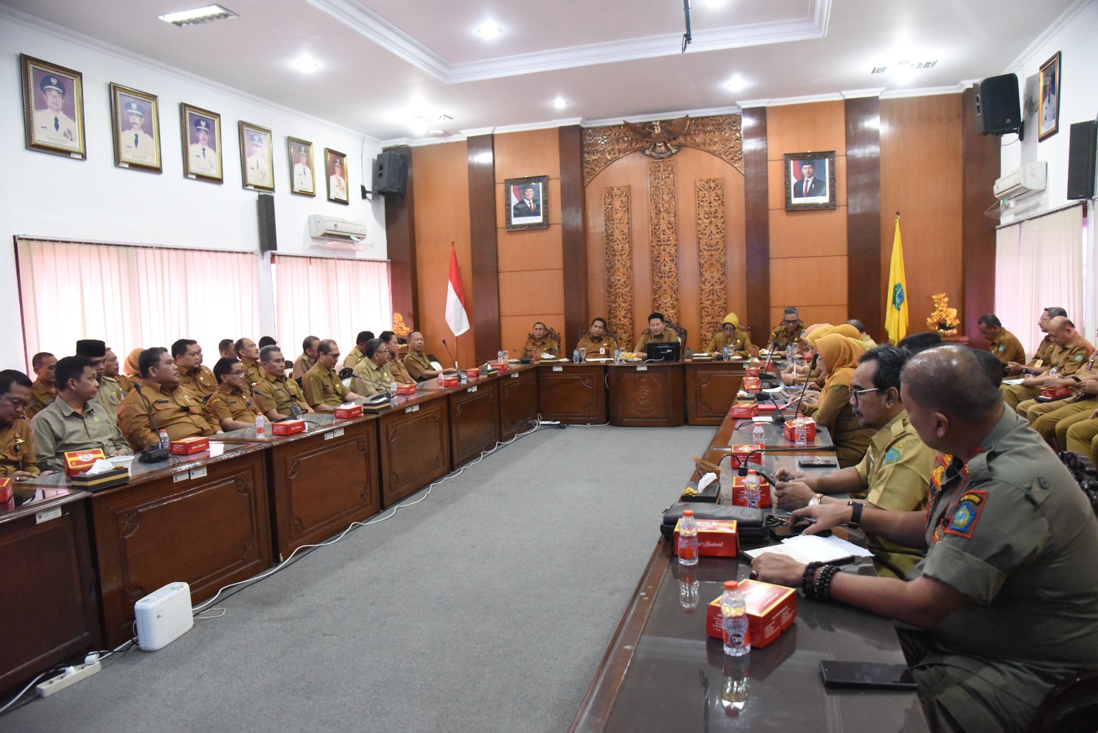 ARAHAN: Bupati Sidoarjo Subandi bersama kepala OPD berkoordinasi untuk peningkatan PAD.