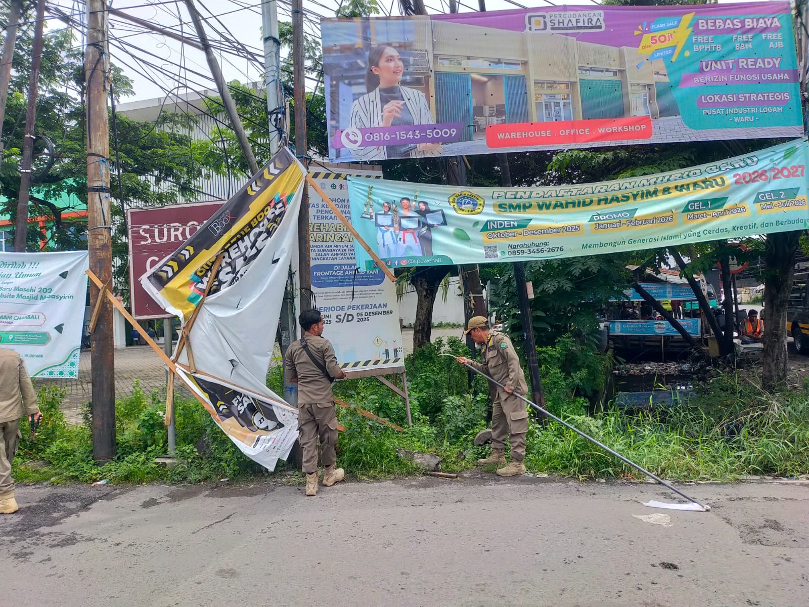 TEGAS: Satpol PP Kabupaten Sidoarjo menertibkan puluhan reklame insidentil di sejumlah ruas jalan utama. (SURYANTO/RADRA SIDOARJO)