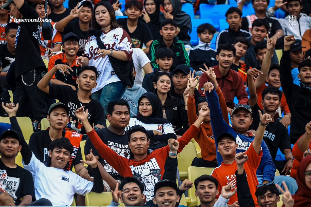 SETIA: Deltamania beri suntikan semangat kepada punggawa Deltras Sidoarjo. (FOTO ISTIMEWA)