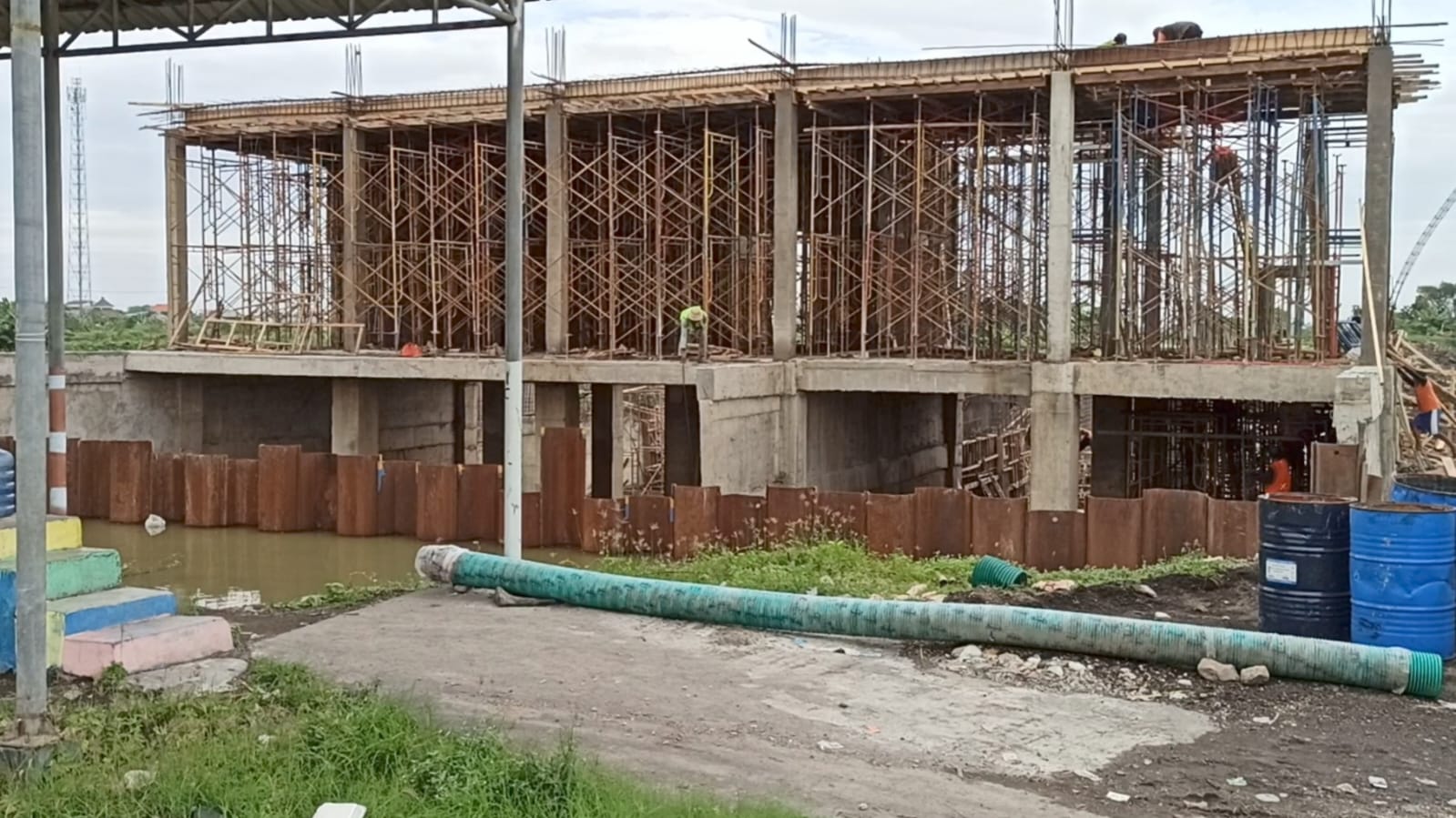 BELUM RAMPUNG: Pengerjaan rumah pompa Kedungpeluk, Candi, Sidoarjo. (DIKY SANSIRI/RADAR SIDOARJO)