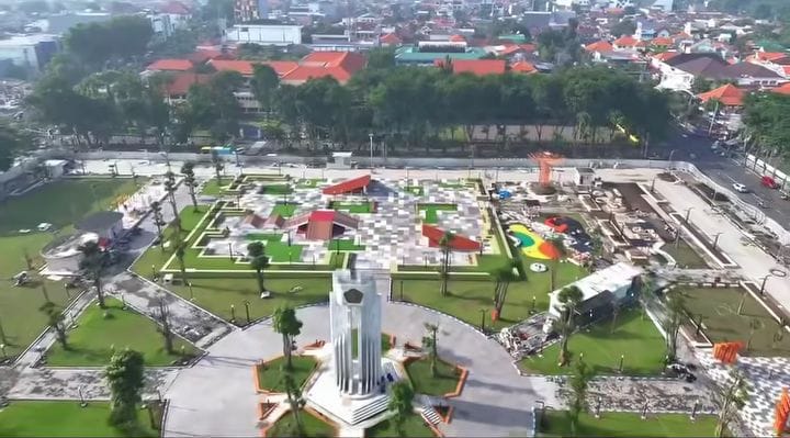DITUNGGU: Revitalisasi Alun-alun Sidoarjo yang sempat molor saat ini nyaris rampung dikerjakan oleh kontraktor.