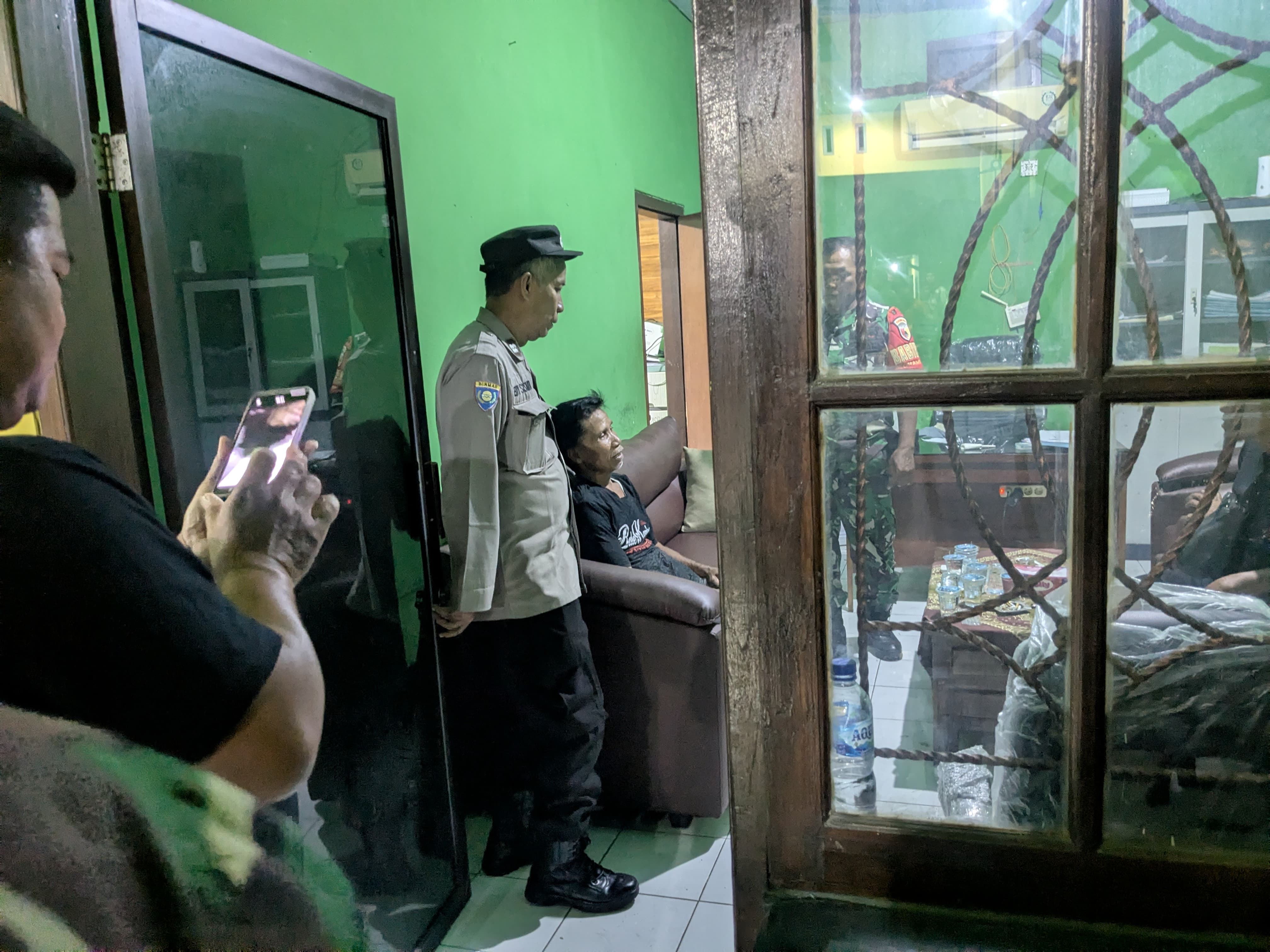 BEJAT: Polisi mengamankan terduga pelaku pencabulan.