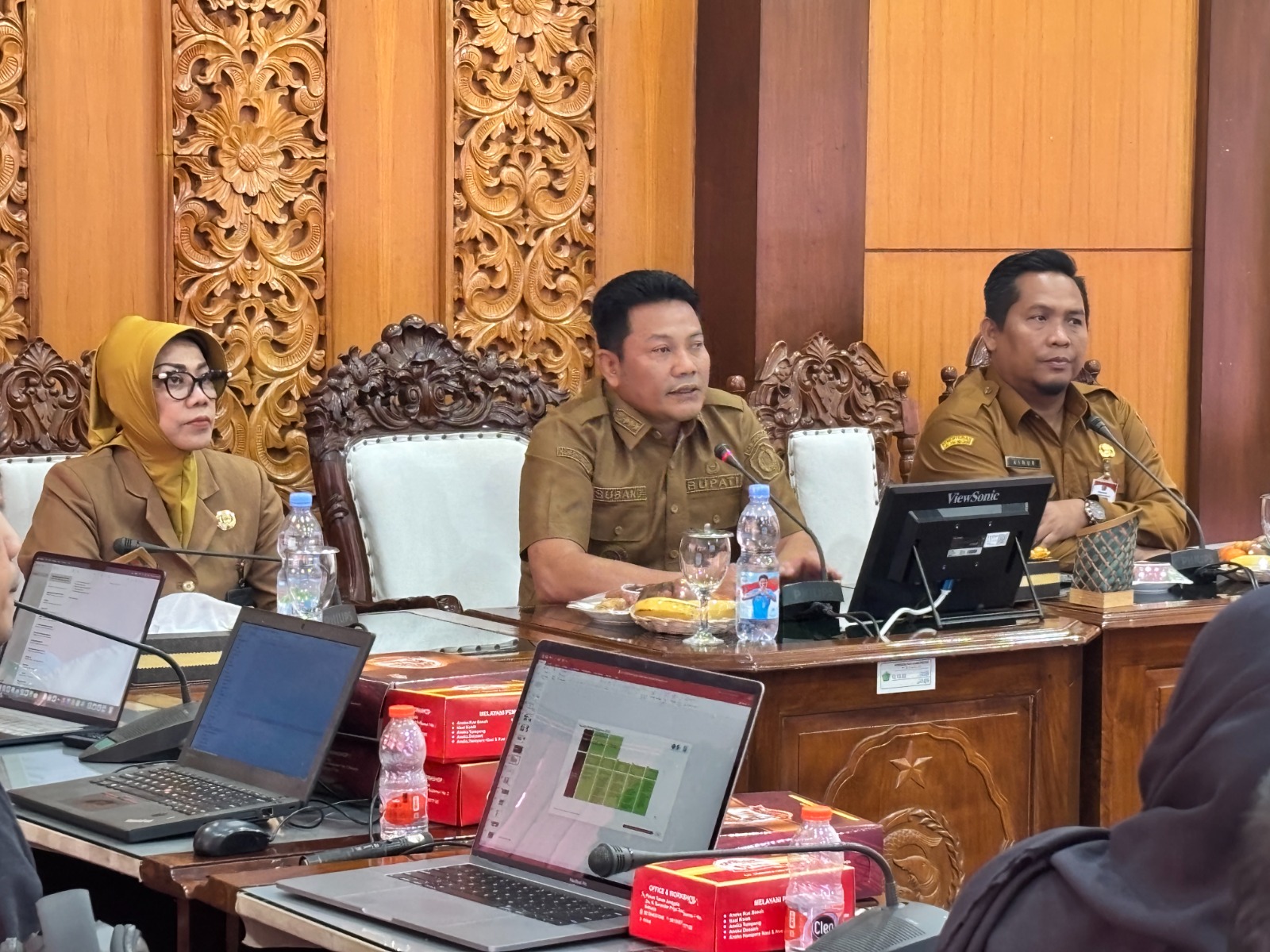 FOKUS: Bupati Sidoarjo Subandi bersama Sekda dan Asisten.