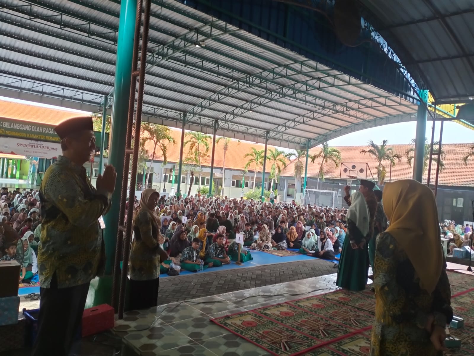 BERMANFAAT: Kepala SMPN 1 Tulangan Agus Pujiono, S.zpd, M.Si saat mengikuti Inspirative Parenting bersama siswa dan wali murid. (ANAS/RADAR SIDOARJO)
