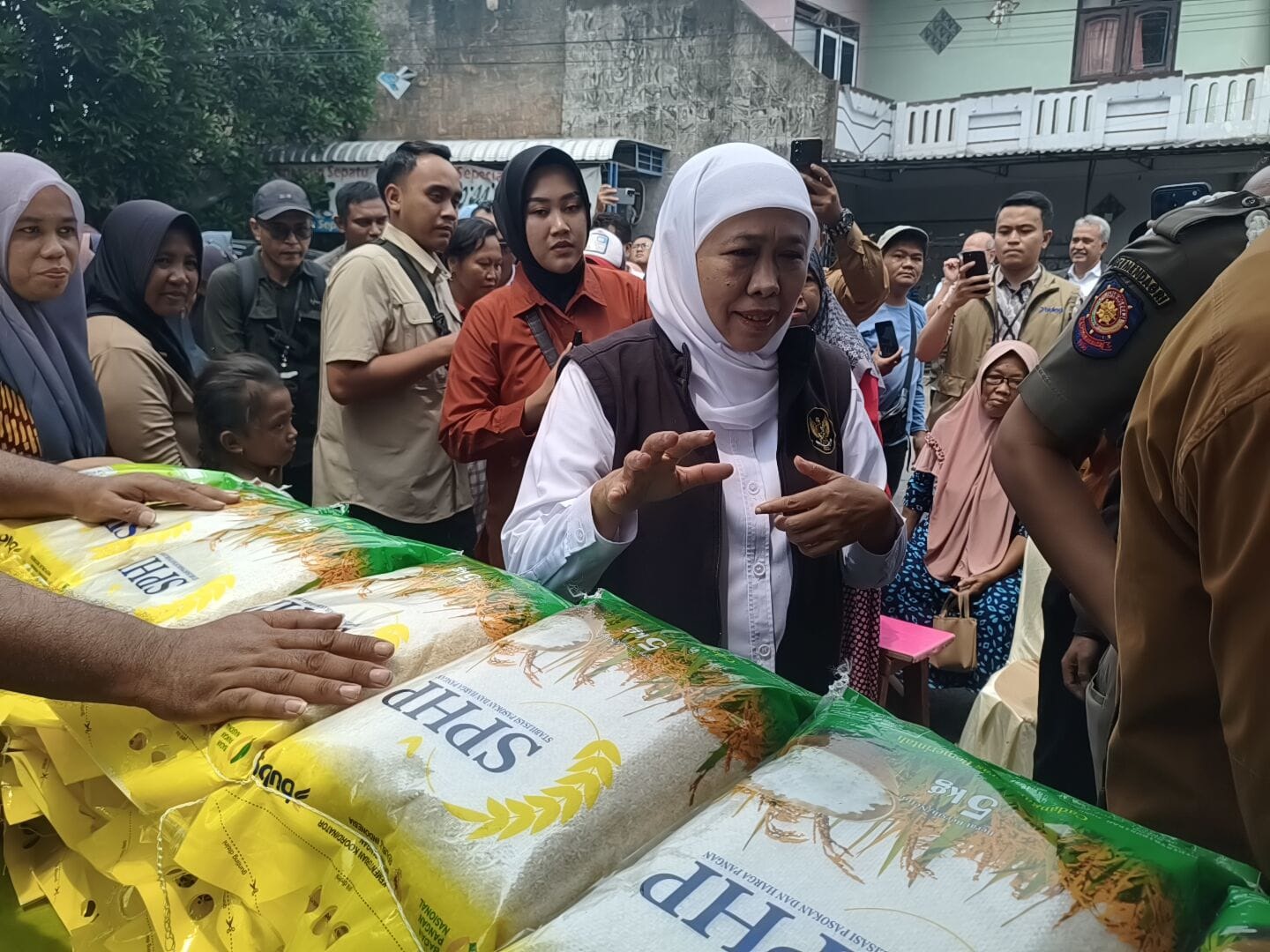 STABIL: Gubernur Jawa Timur Khofifah Indar Parawansa menggelar Pasar Murah di Pasar Wisata Tanggulangin, Sidoarjo, Kamis (8/1). (DIKY SANSIRI/RADAR SIDOARJO)