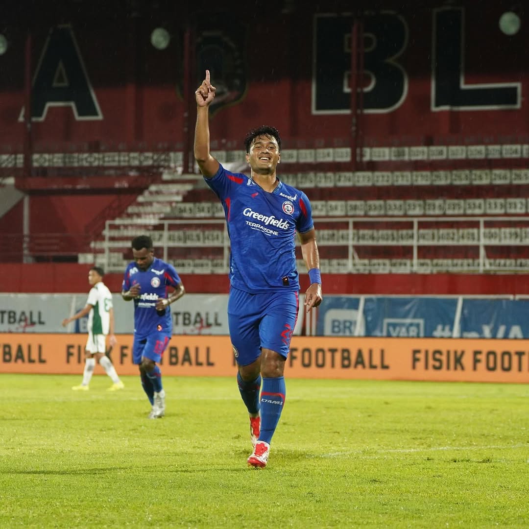 GELANDANG: Muhammad Rafli saat membela Arema FC. (Instagram Arema)